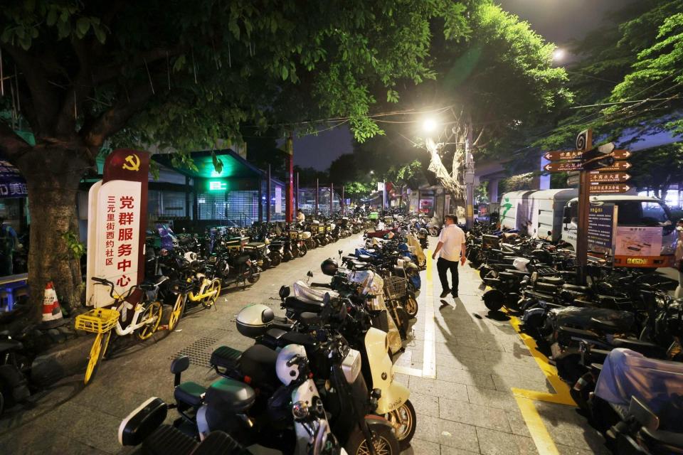 广州三元里电动车"出村记":出招治理与居民应"变"