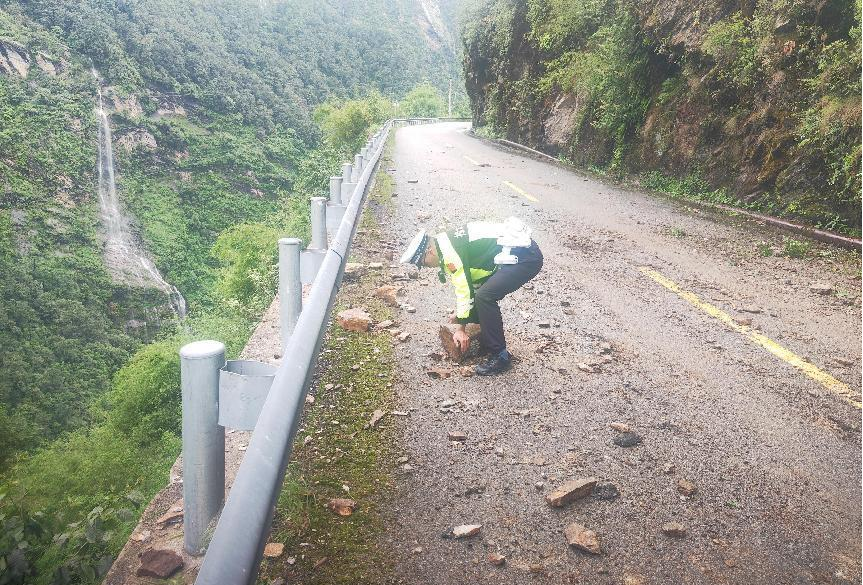 【暖"心"闻】在风雨中坚守 交警的背影是道路平安的保障