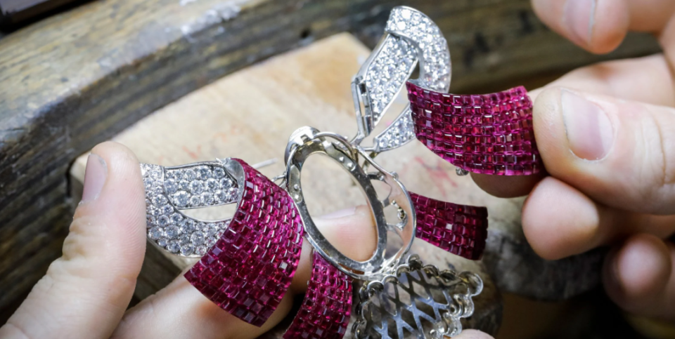 "排队8小时才进店",梵克雅宝咋让中产花几万买条"廉价k金四叶草"?