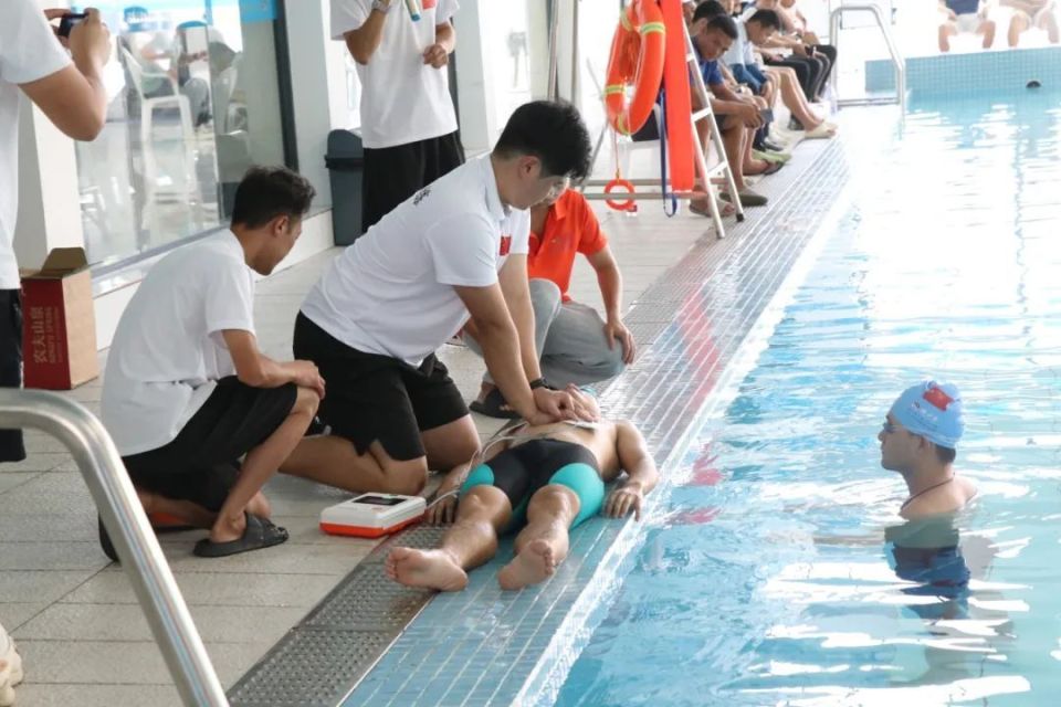 救生员12分钟抢救溺水者!狮山泳场须严守3项制度