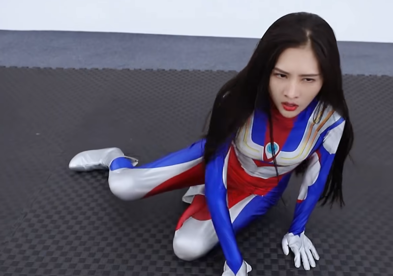 当女友偷穿奥特曼胶衣除了会鼓包还有六块腹肌网友根本不能忍