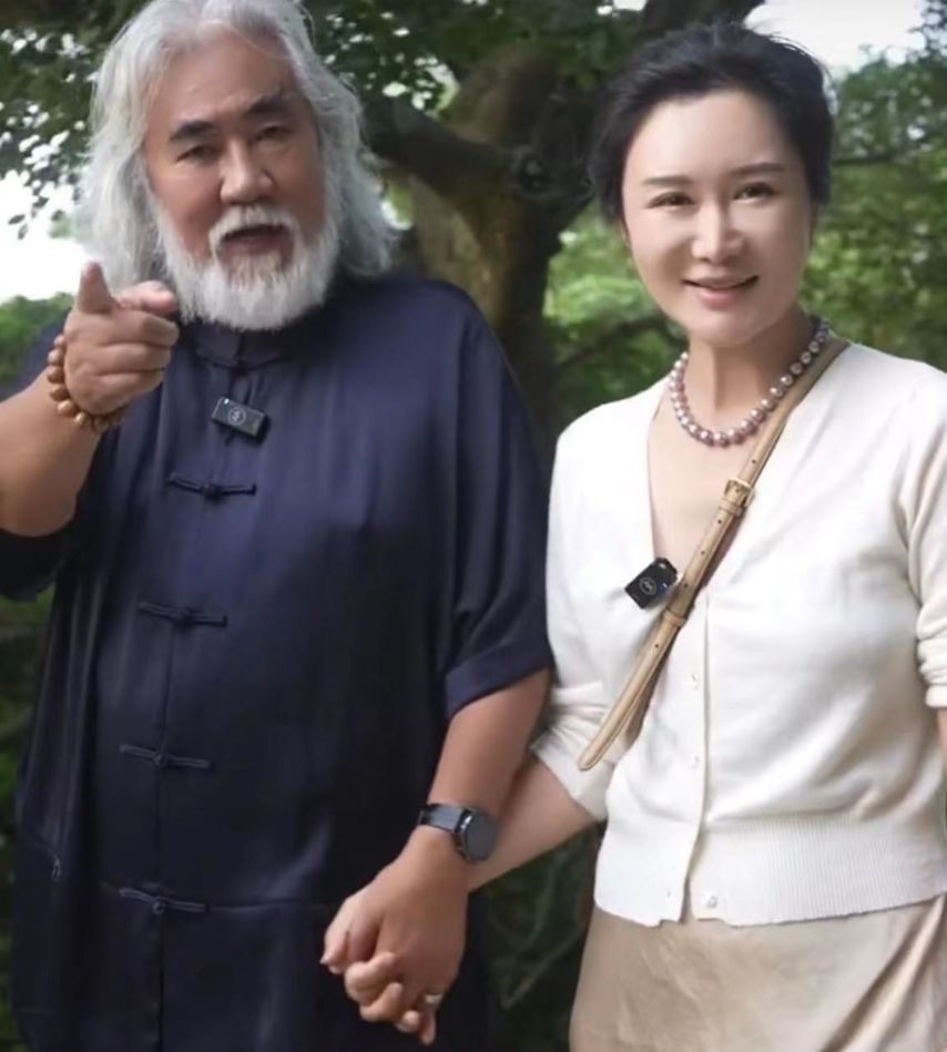 杜星霖疑再度怀孕,小腹凸起明显被曝已经4个月,72岁张纪中搀扶
