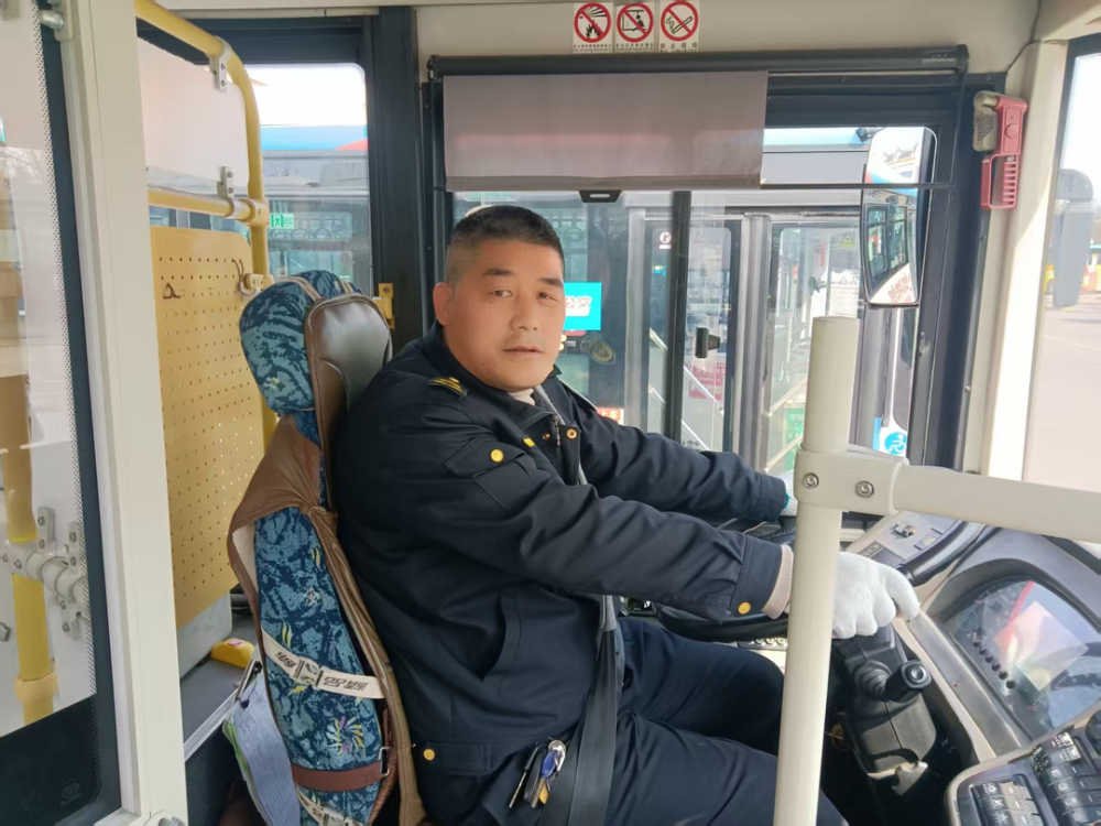 临沂“暖心司机”方利保：50万公里零事故，十米车厢暖全城_腾讯新闻