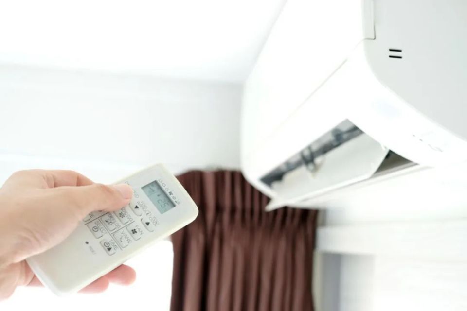 炎炎夏日，空调频繁开关真能省电？专家揭秘