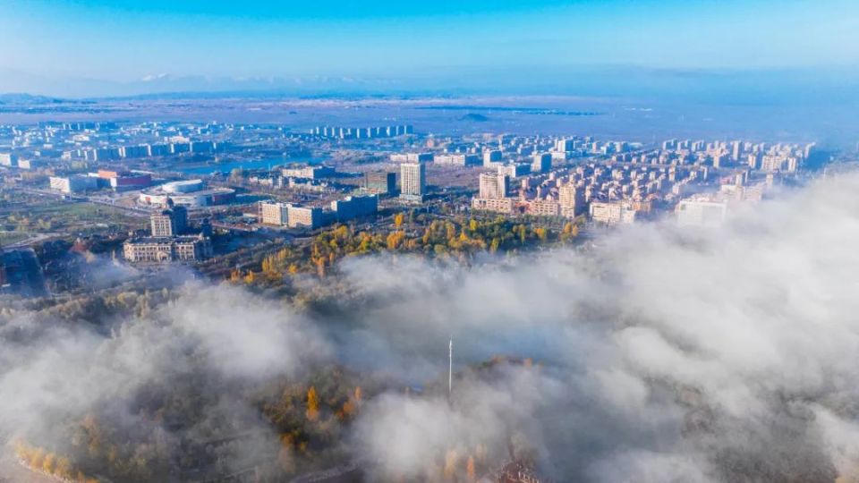 平流云,飘过博尔塔拉的清晨