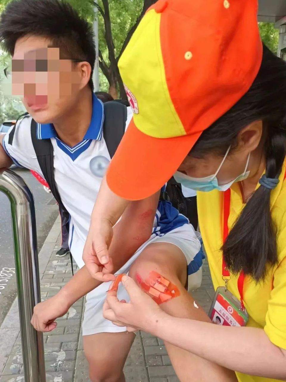 文明引导员"百宝箱"里的"宝物"之——创可贴