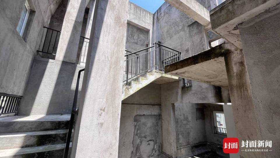 顶楼业主违建成风危险重重 小区居民投诉一年多无果：谁来为我们安全负责？丨云投诉_腾讯新闻