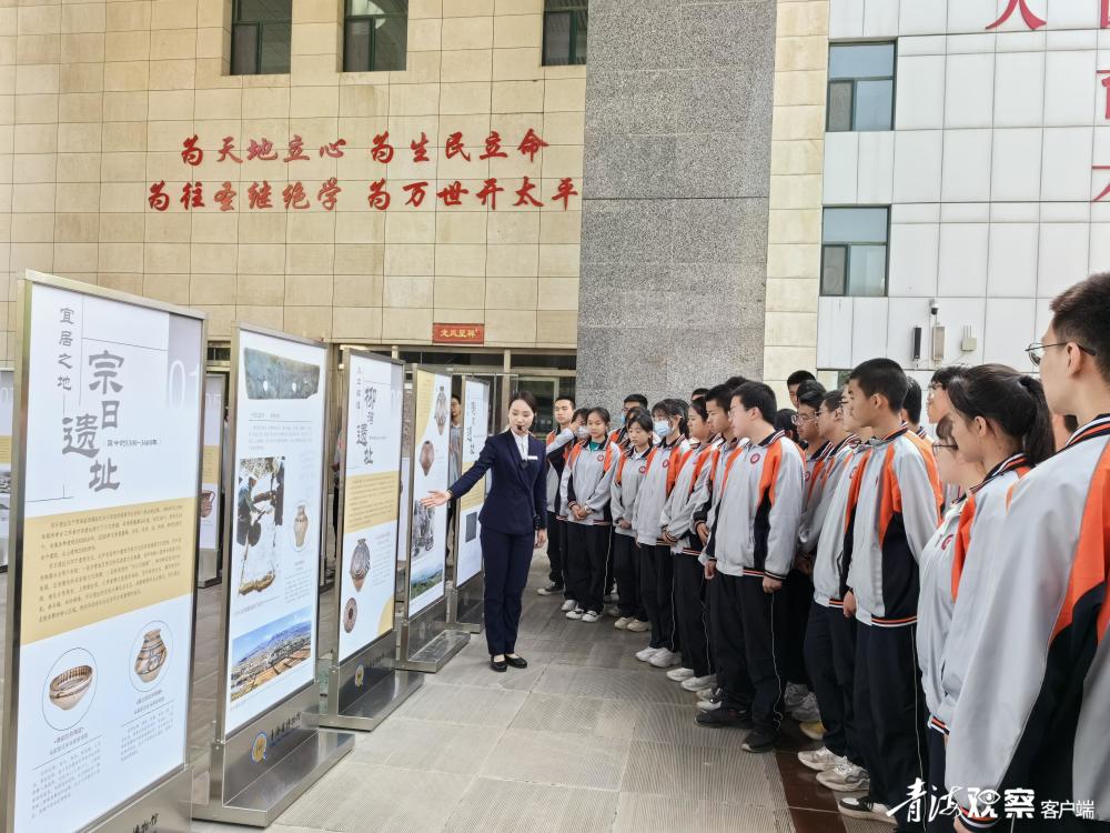 青博"送展览进校园"活动走进湟川中学