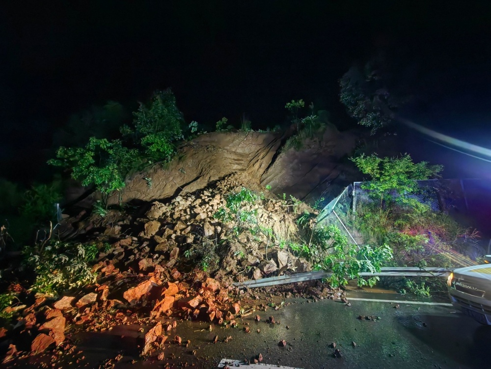 成渝高速路段山体滑坡交通中断 无人员伤亡