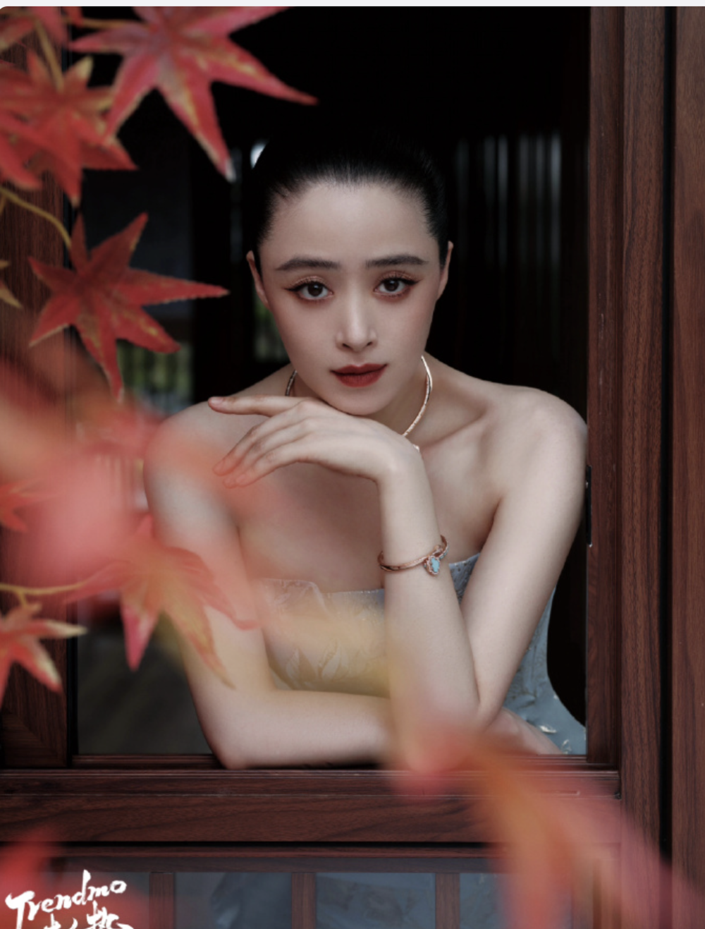 一段时间不见,蒋欣瘦成了「纸片人」,穿超短裙纤纤细腿太吸睛了