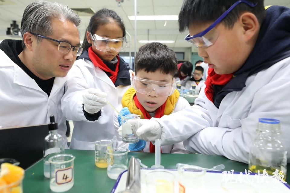 南京小学生变身"科学家"走进南大做实验