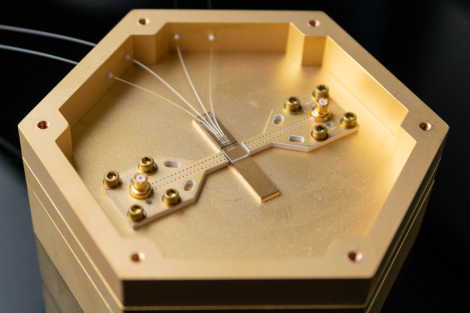 怎么做pas检测研究采用基于定制的氮化硅多层300 nm晶圆平台制造的超低损耗集成光子芯片，结合光纤耦合的高效光子数分辨探测器，成功制备出GKP量子比特态。实验观测到该量子态具备容错计算所需的关键模态特征：在p和q正交分量上均呈现至少四个可分辨峰，其Wigner函数负值区域展现出清晰的3×3网格点阵结构。研究进一步_https://www.jmylbn.com_新闻资讯_第10张