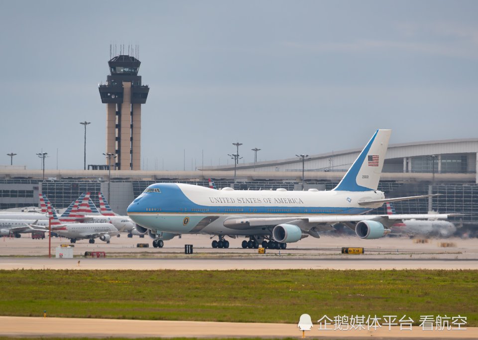达拉斯沃思堡国际机场发图回顾了3月20日空军一号降落瞬间据悉这是