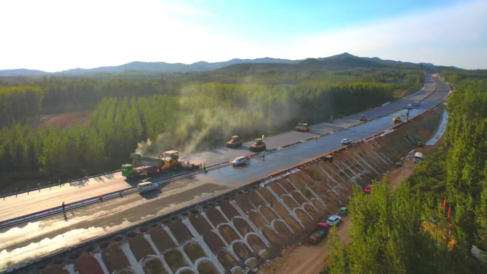 在临临高速公路,临滕高速公路临沂段等省,市重点公路工程建设现场
