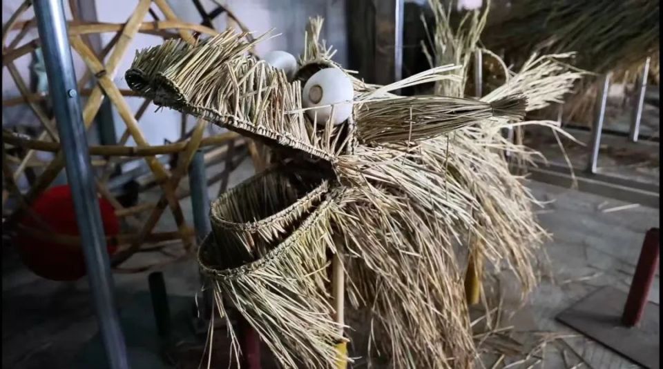 哈萨克斯坦留学生叶力克体验竹编文化感受纵横交错的自然之美