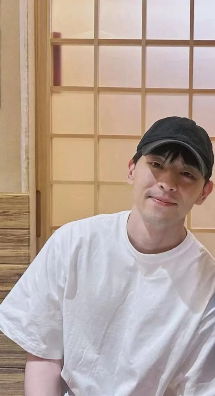 邓伦最新素颜照,身材发福胡子拉碴,与友人相聚坐c位,强颜欢笑_腾讯