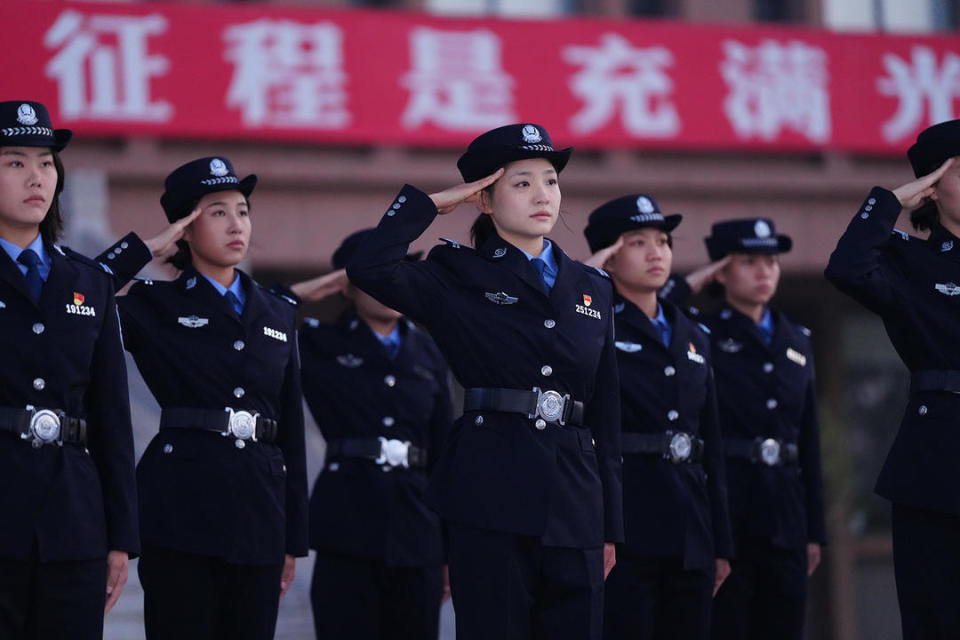 清晨的升旗仪式,许家慧和战友向国旗敬礼