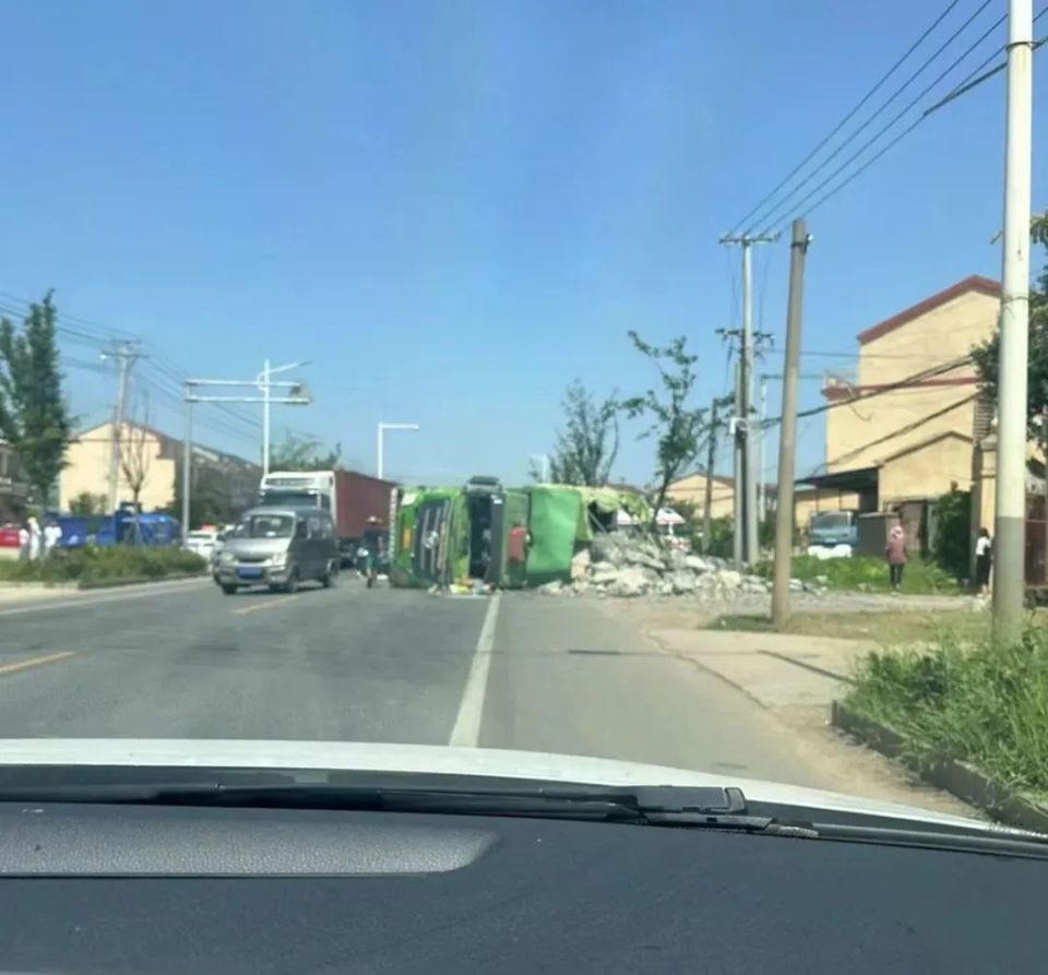 渣土车侧翻,致2人遇难!