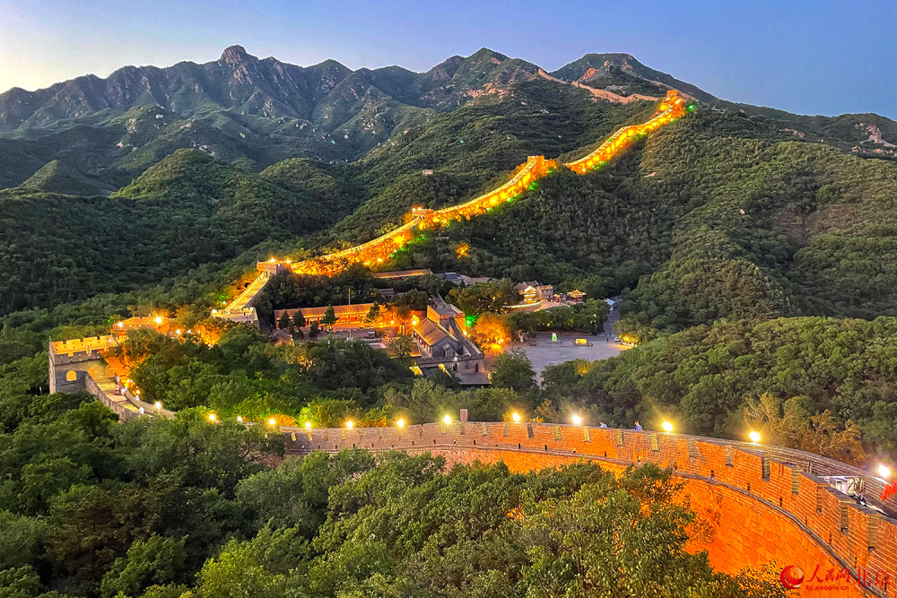 组图:夜幕中北京八达岭长城展现别样魅力