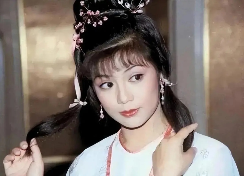 米雪:与赵雅芝平分秋色,成龙苦追8年,与尹志强拍拖26年_腾讯新闻