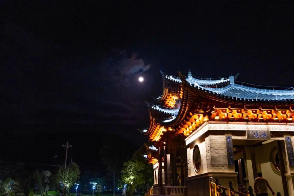 腾冲欢乐湖夜景图片