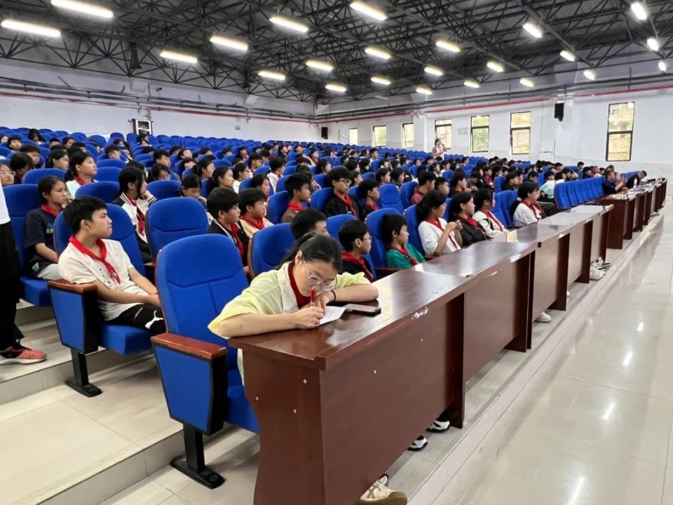 关岭开展"老少同声颂党恩·携手奋进新征程"主题宣讲暨法治宣讲进校园