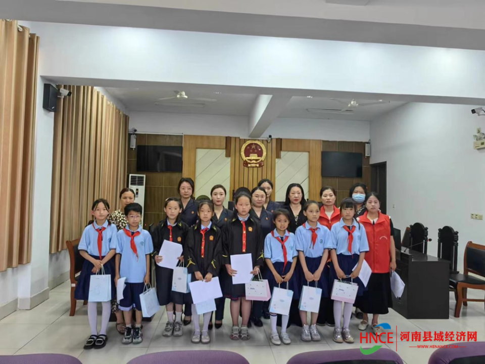 商丘市睢阳区文化办事处南京路小学开展"走进法庭"普法教育活动