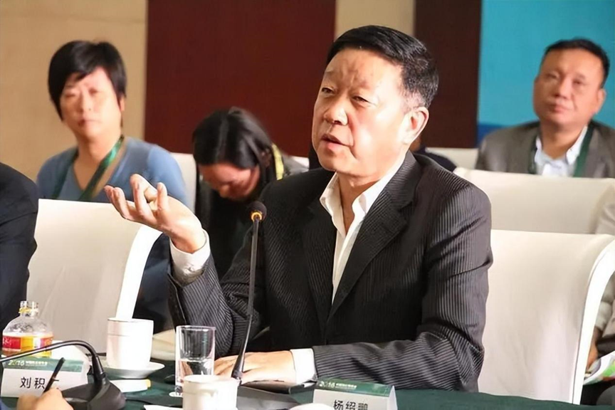 杨绍鹏,1959年出生,山东省青岛人,现任山东海丰国际航运集团有限公司