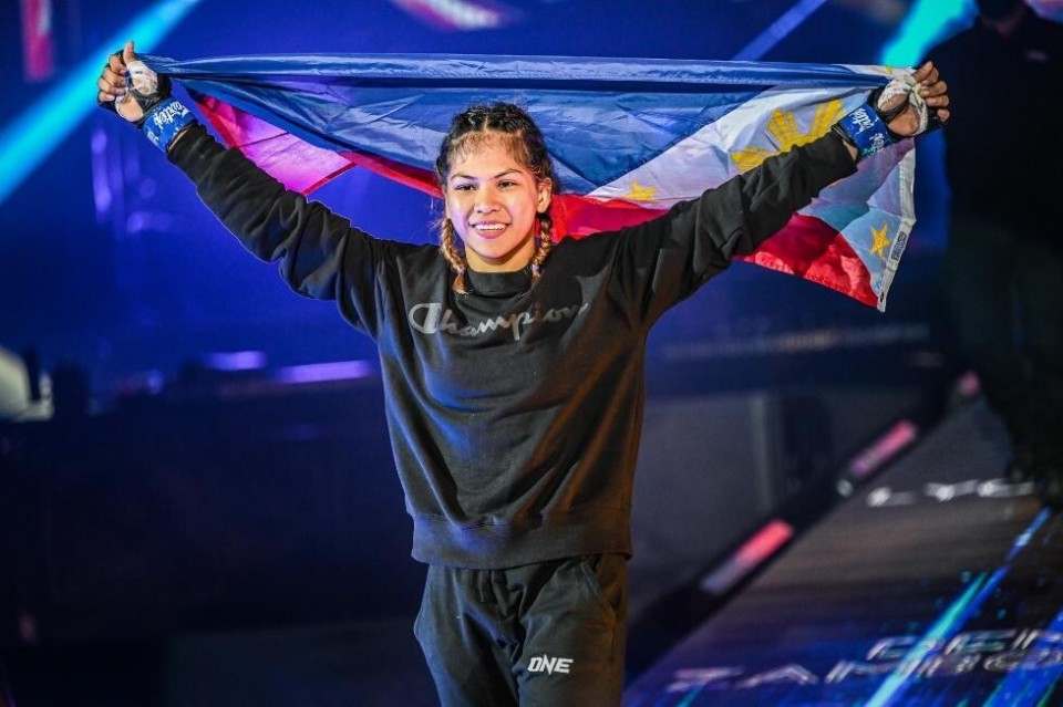 denice zamboanga)要挑战女子原子量级世界冠军斯坦普-菲尔泰斯(stamp