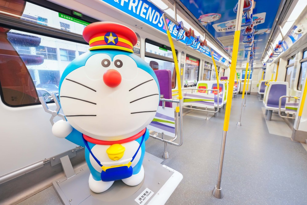 "哆啦a梦"立体雕塑亮相港铁列车