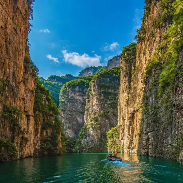 八泉峡的天空是绵绵的糖