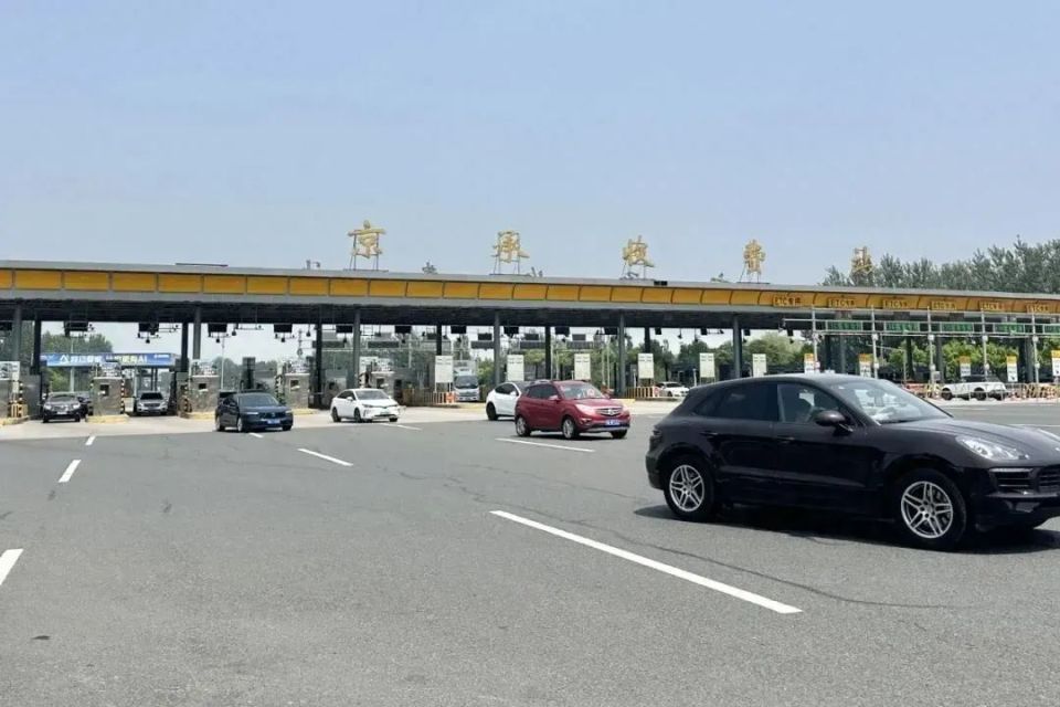 下午1点多,京承高速进京方向车行顺畅.