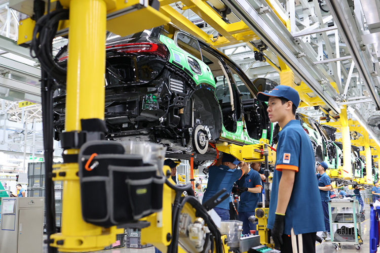 新能源汽车智慧工厂生产忙