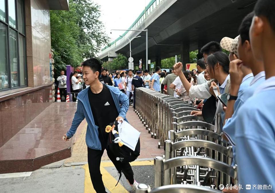 济南中考首日,考生自信满满进考场