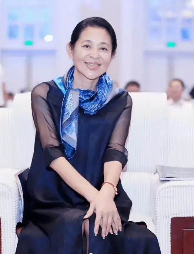 五六十岁的中年女性该怎么打扮更好看?尽量做到这3点,优雅得体