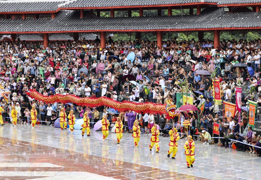 6月27日,在广西环江毛南族自治县下南乡毛南民族文化园,村民观看"分龙