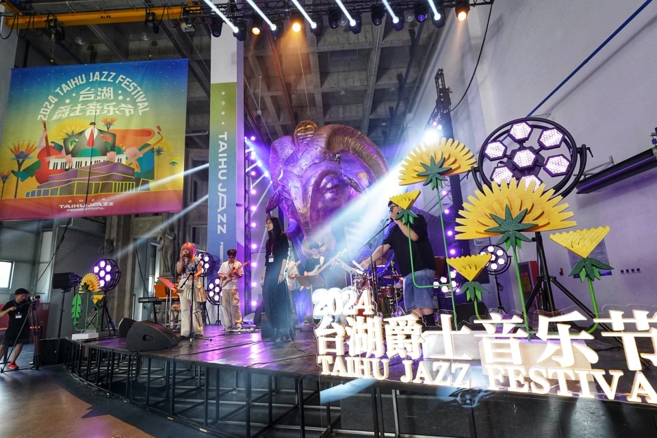 方非摄创办于2021年的"台湖爵士音乐节"已举办三载,中外知名音乐家及