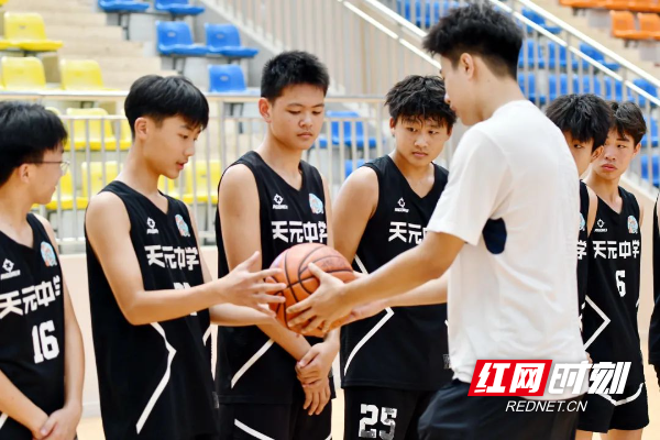 北京大学男子篮球队到访株洲市天元中学