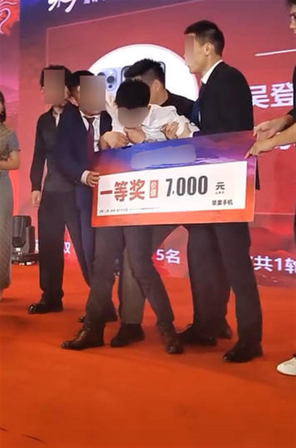 小伙在公司年会上大醉却喜获一等奖,被架上台领奖,同事:中的是7000元