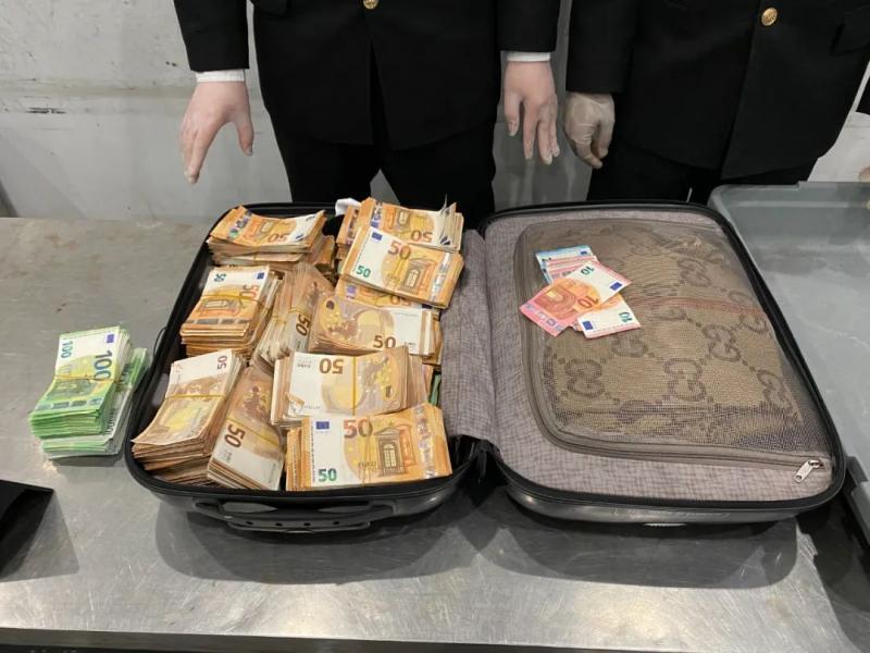 海关披露多起超量携带现金出入境案有人夹带近30万欧元现金