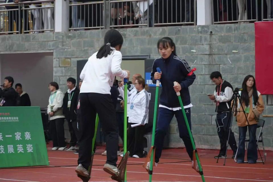 第十一届全省民族运动会高脚竞技项目开赛_腾讯新闻