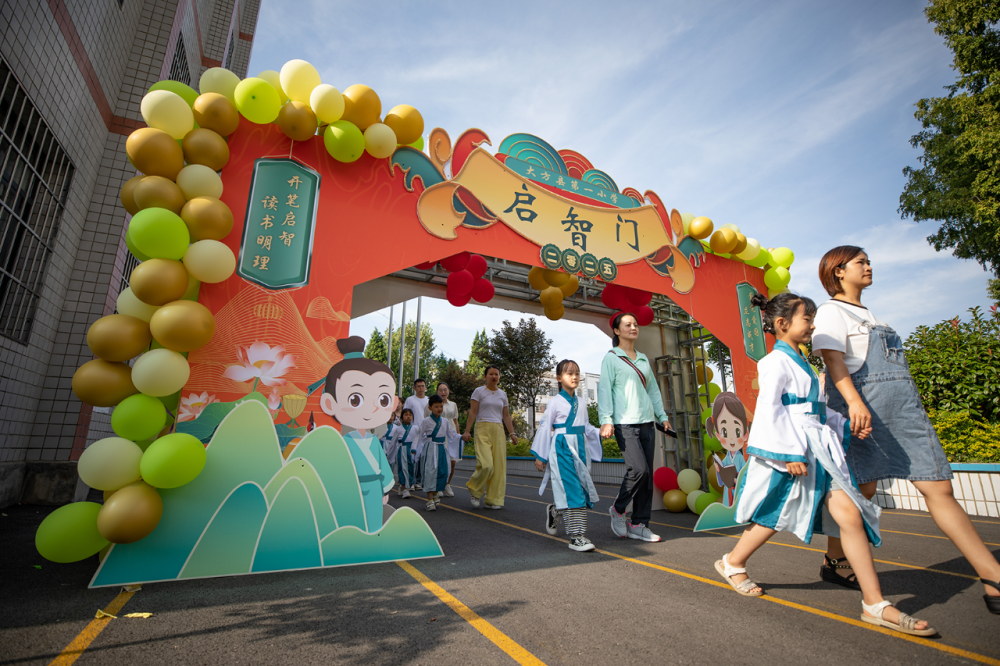 仪式通过正衣冠,拜孔子,朱砂启智,击鼓明志