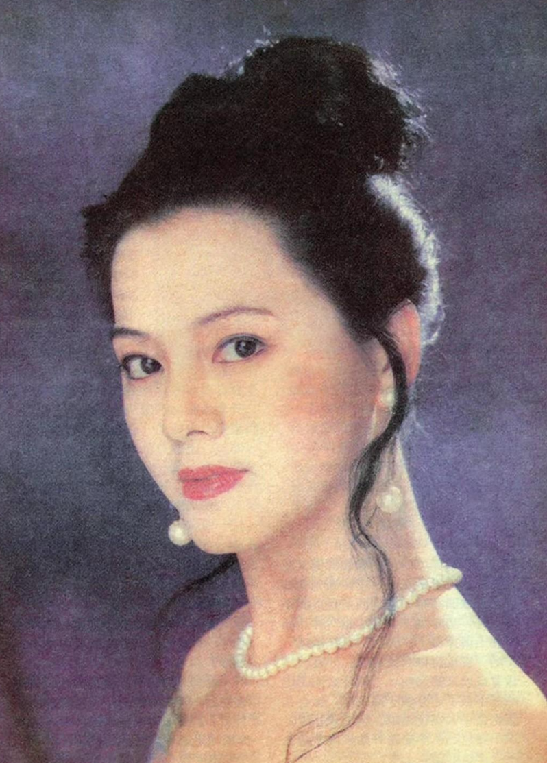 她就是袁玫,一位让导演王扶林不惜"化丑"处理,以更好地融入角色的绝美