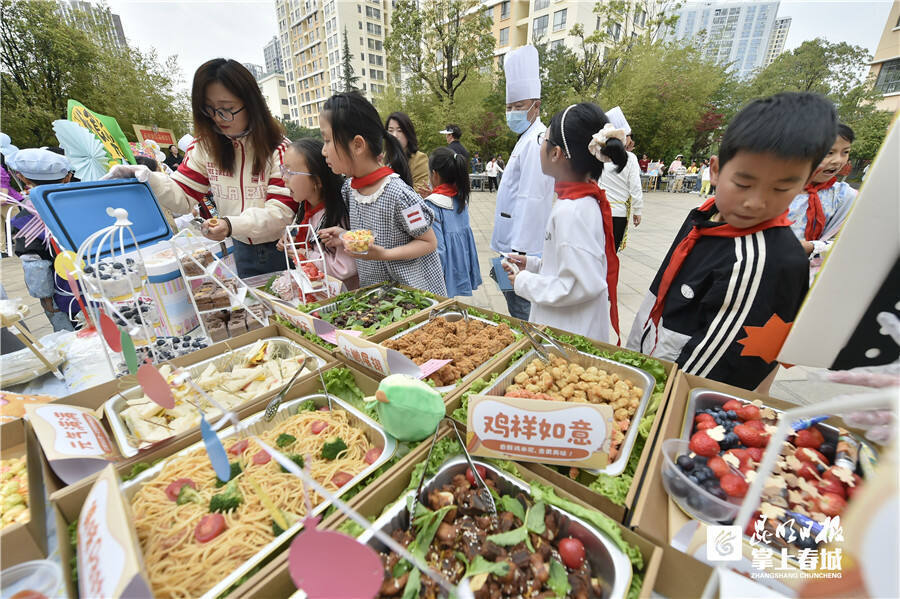 磊鑫外国语学校举办美食节长街宴