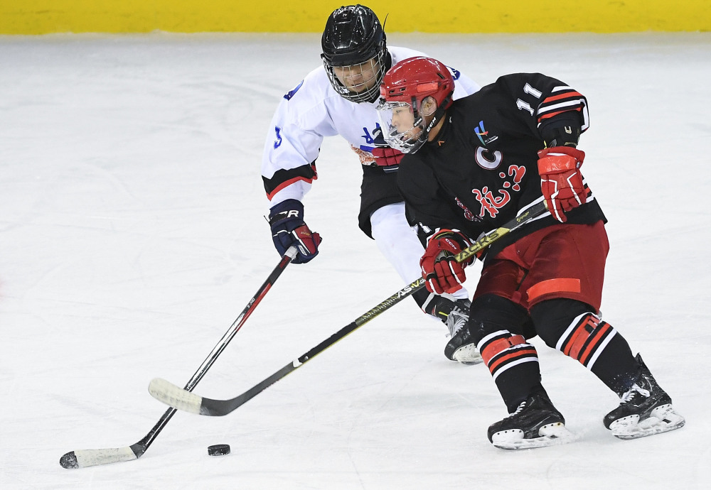 2月27日,黑龙江队球员钱俊豪(前)在比赛中拼抢.