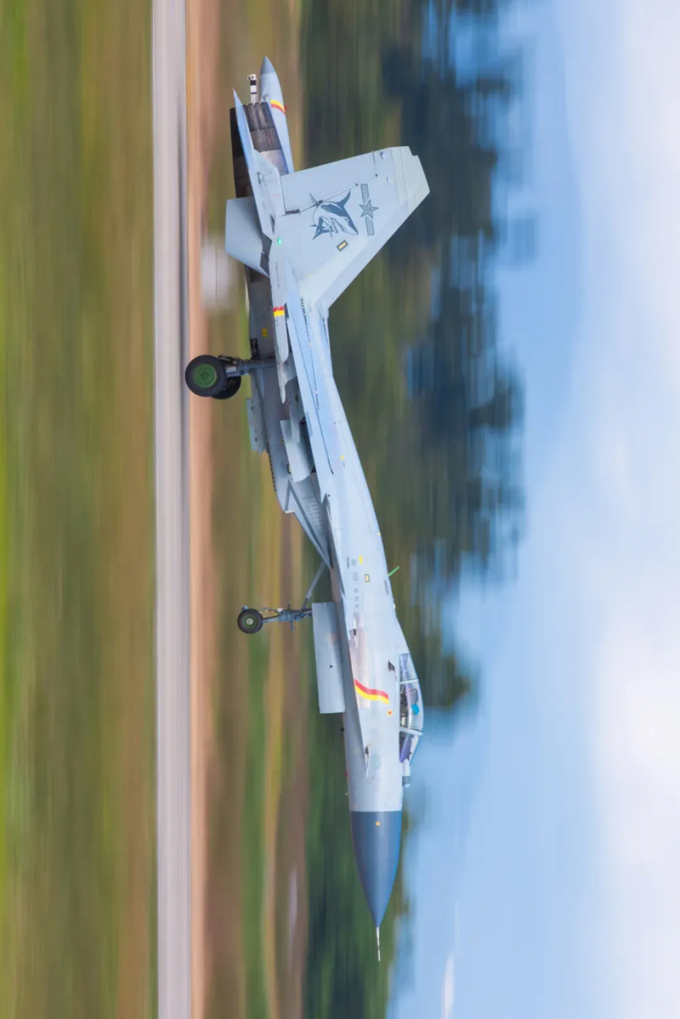 壁纸来袭本次跨昼夜训练圆满结束最后一架飞机平稳着陆临近午夜▽夜间