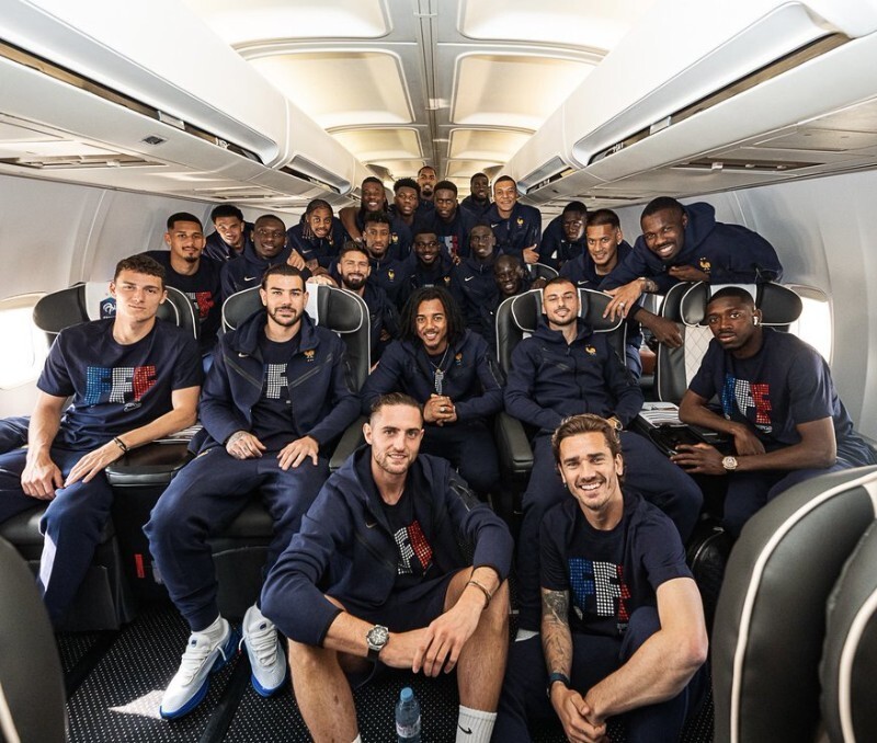 不久前,法国国家队官方在社交媒体上晒出了球队在飞机上的照片,他们
