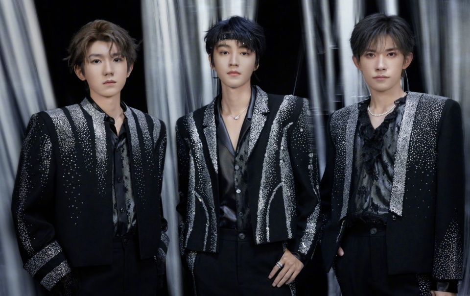 tfboys官宣解散?官微踩点发文高调告别,三家互嘲场面难看_腾讯新闻