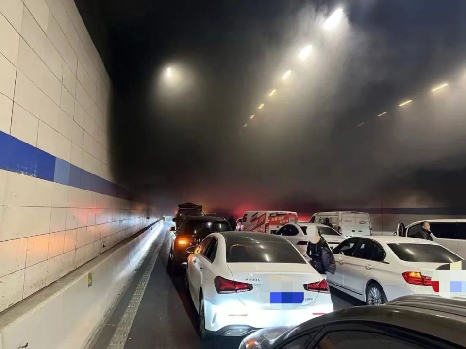 苏州北环隧道轿车自燃致交通堵塞,现场快速救援无人员伤亡