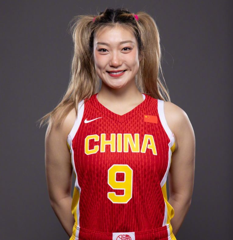 中国女篮 李梦图片